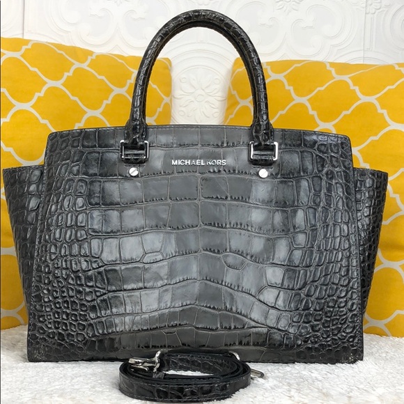 Michael Kors Handbags - 🌸SALE🎉🌸Michael Kors Embossed Leather Satchel